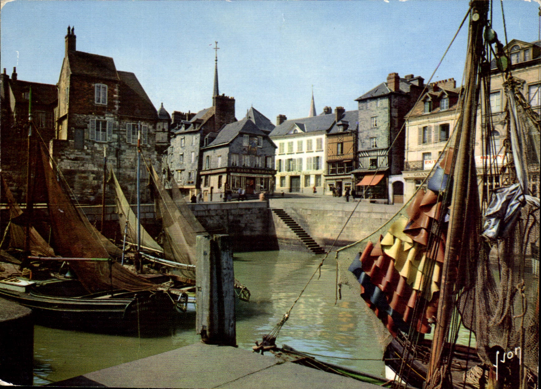 CPM Couleurs et lumiere de France la luxuriante Normandie Honfleur Calvados Bassin de la Lieutenance