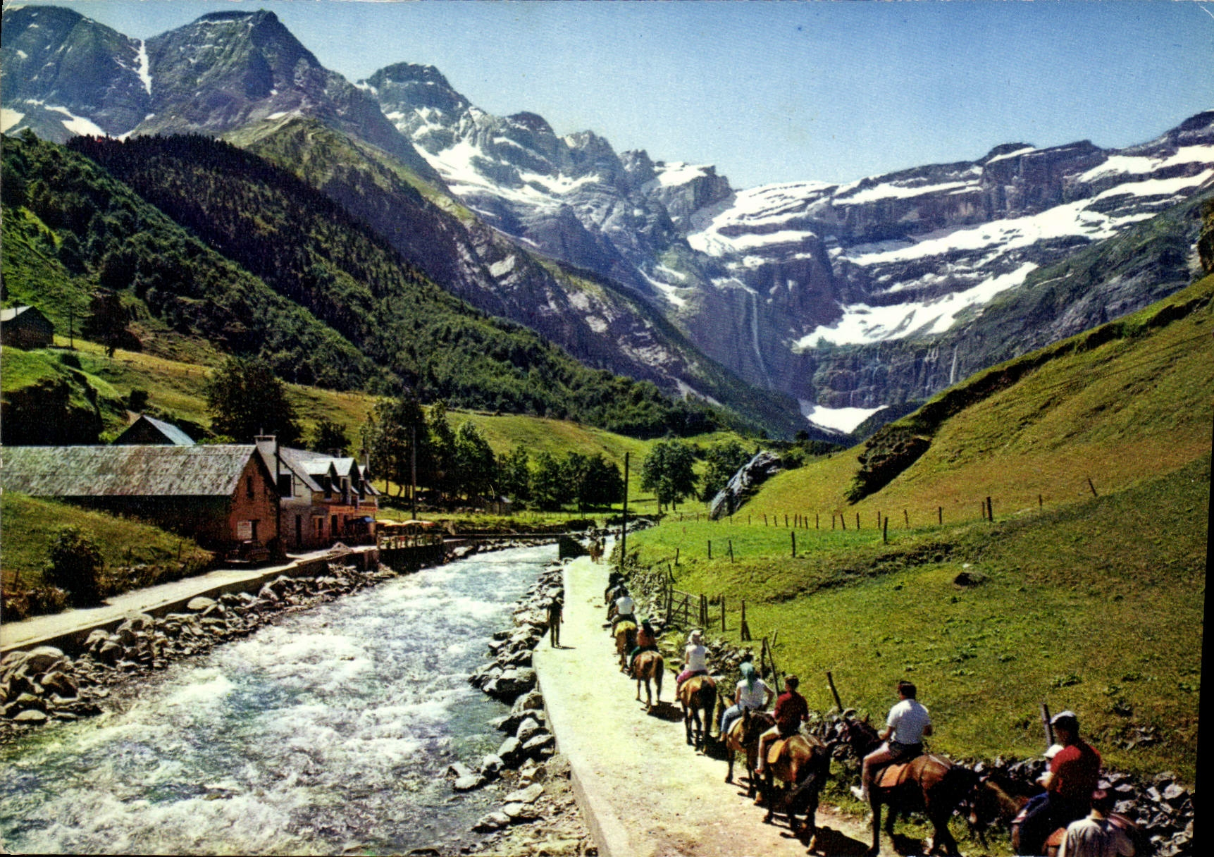 CPM Les Pyrenees Gavarnie le Cirque le Gave et la Chaumiere Caravane en route vers le Cirque 