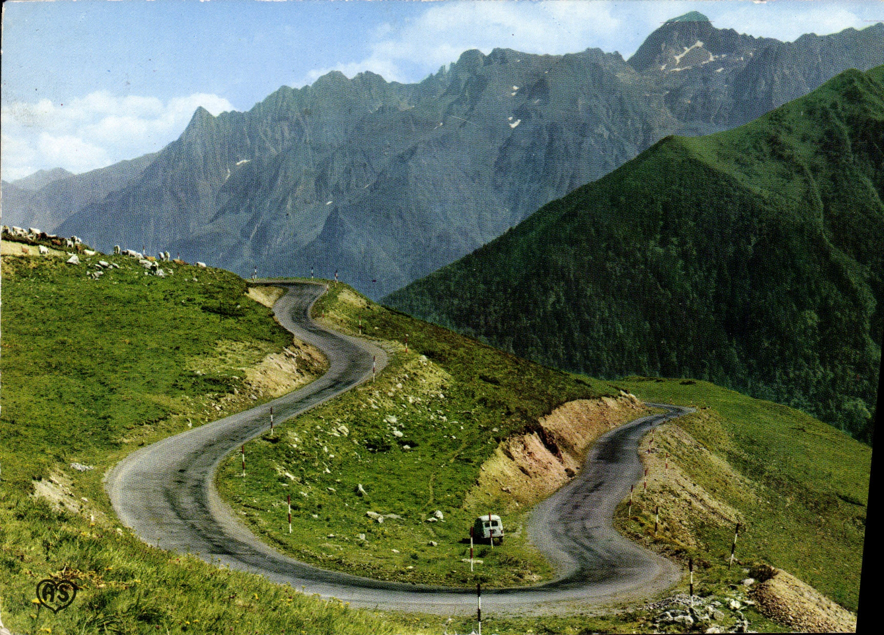 CPM En Parcourant les Pyrenees Les Lacets ed la route de Superbagneres domines par les Pics de la Pi
