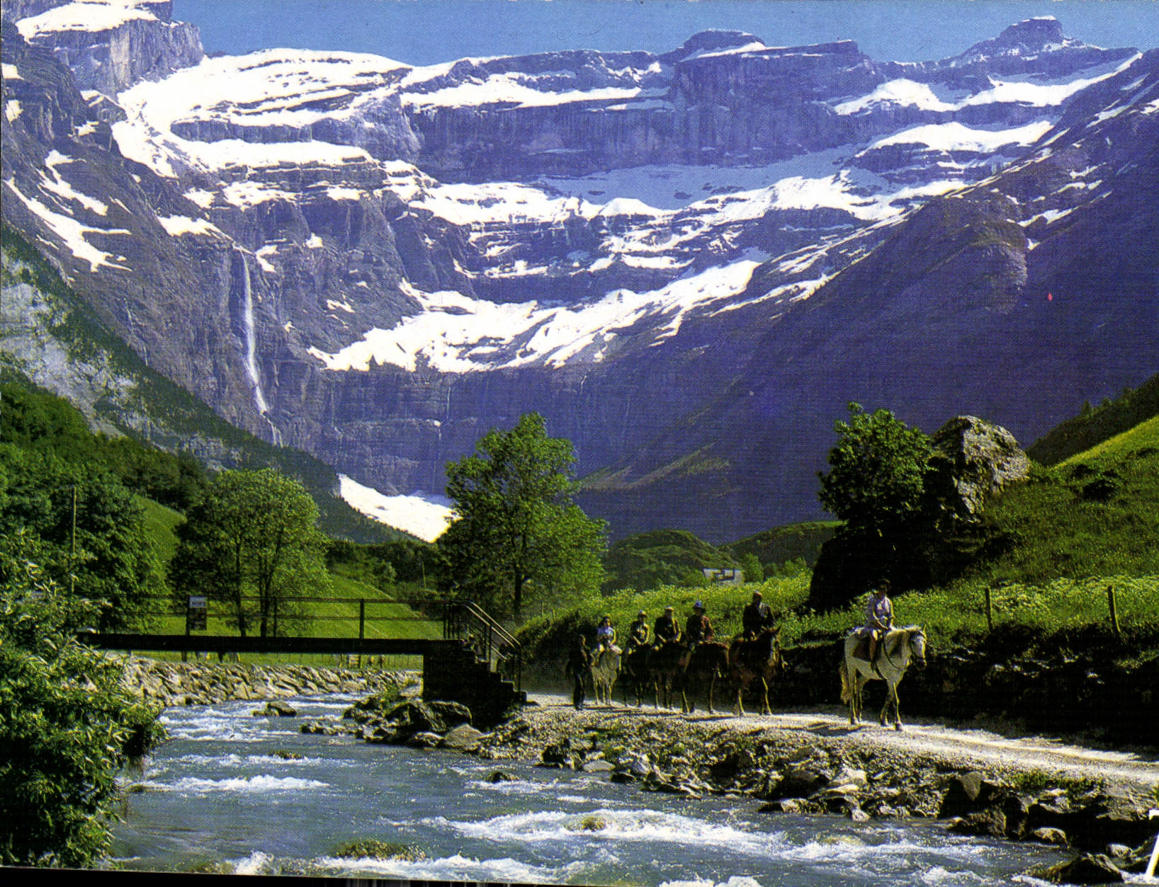 CPM Les Pyrenees Gavarnie Hautes Pyrenees le Cirque la Cascade et le Gave vus du village 