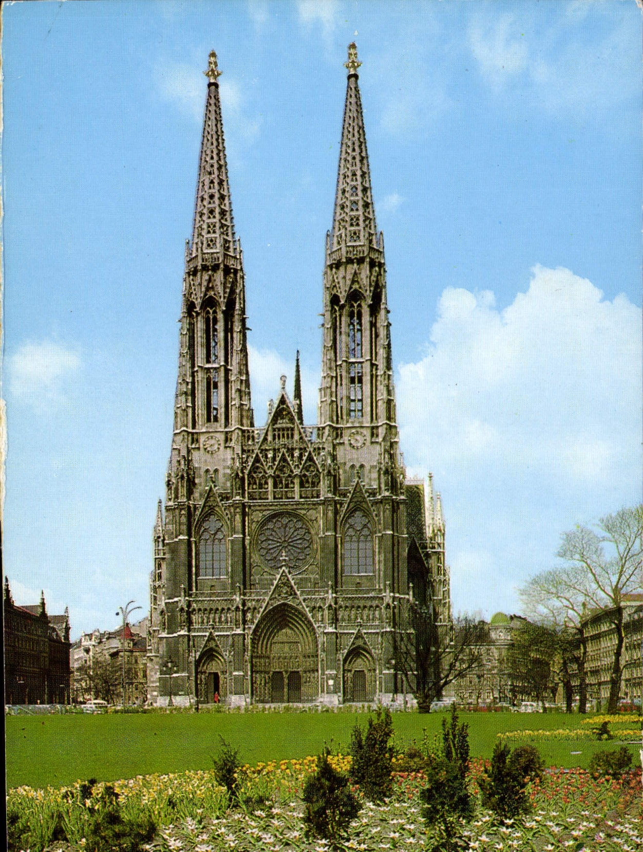 CPM Vienne Eglise votive 