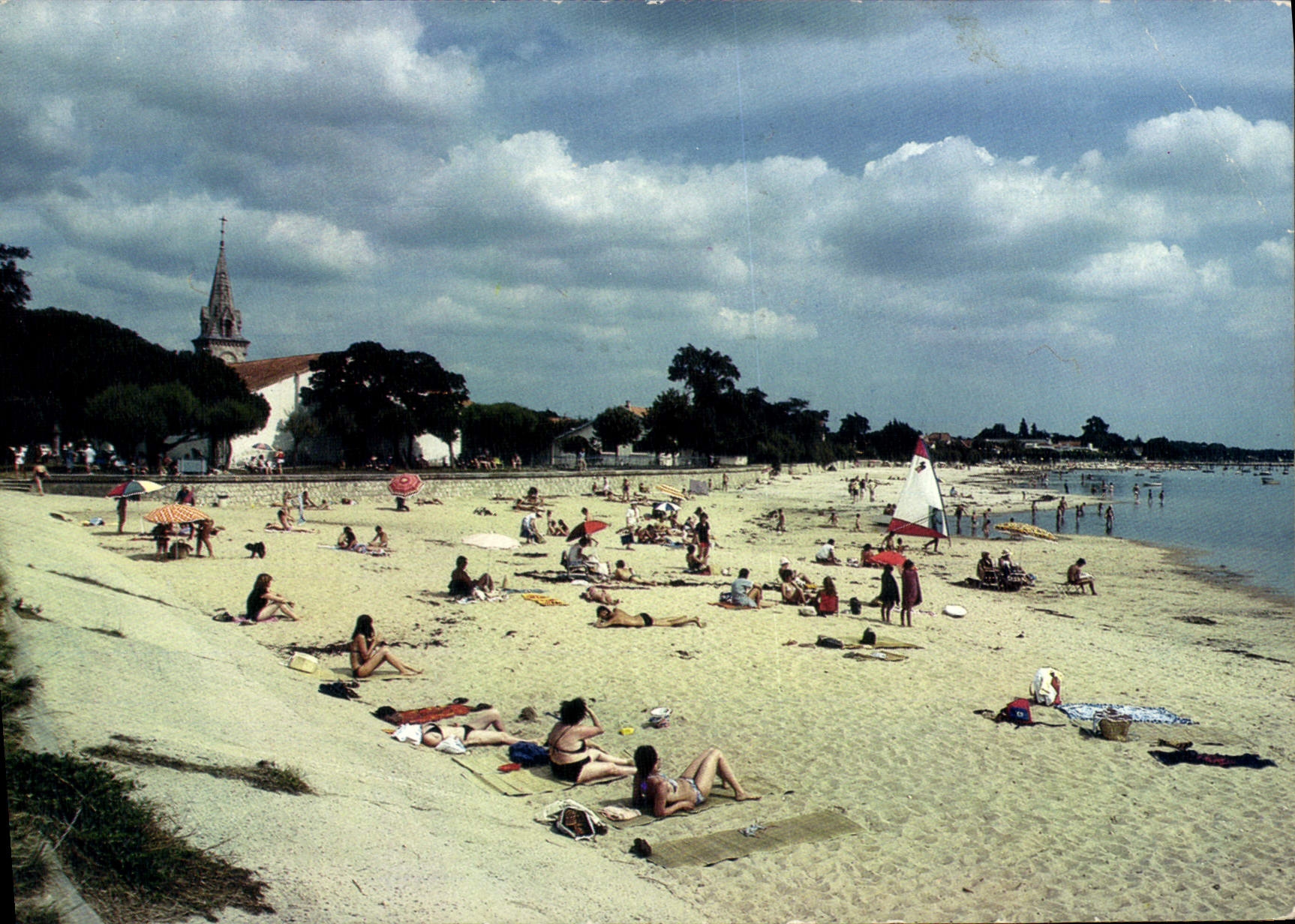 CPM Cote Aquitaine Bassin d'Arcachon Andernos les Bains Gironde la Plage et l'Eglise Saint Eloi