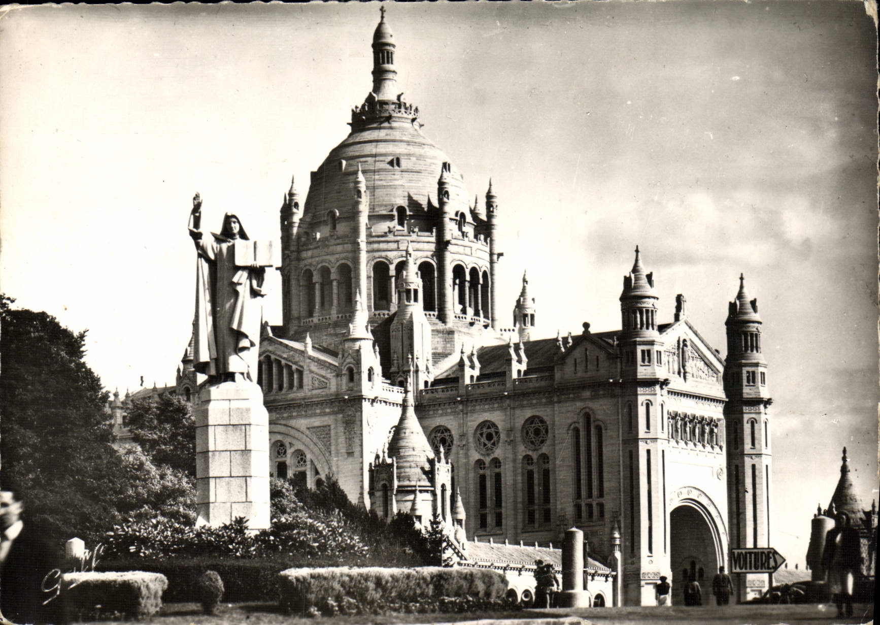 CPM Lisieux Calvados la Basilique et la Statue Ste Therese 