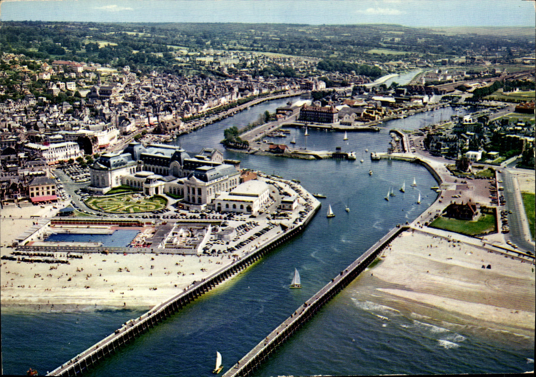 CPM Trouville Deauville Calvados Vue generale les jetees le casino la piscine 