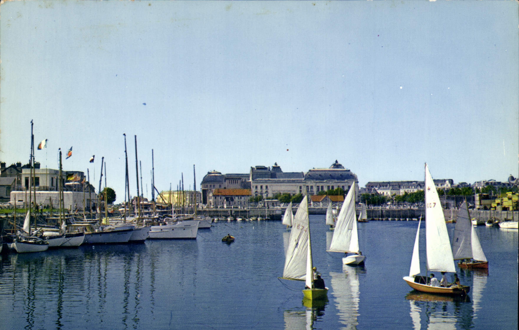 CPM Deauville Trouville le bassin des Yachts et les voiliers Bateaux