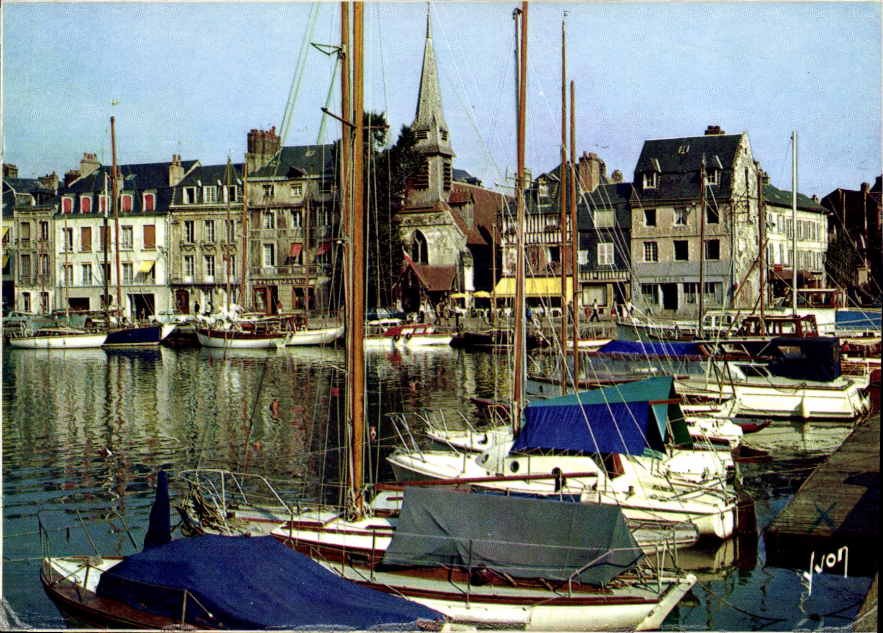 CPM Couleurs et Lumiere de France Honfleur Calvados le Bassin et le Quai Saint Etienne Bateaux