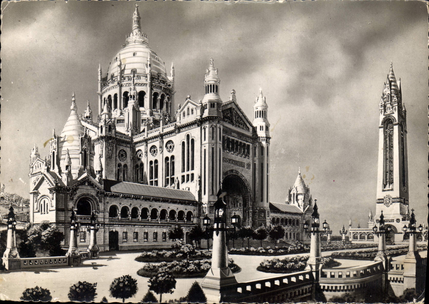 CPM La Basilique de Lisieux Panorama general