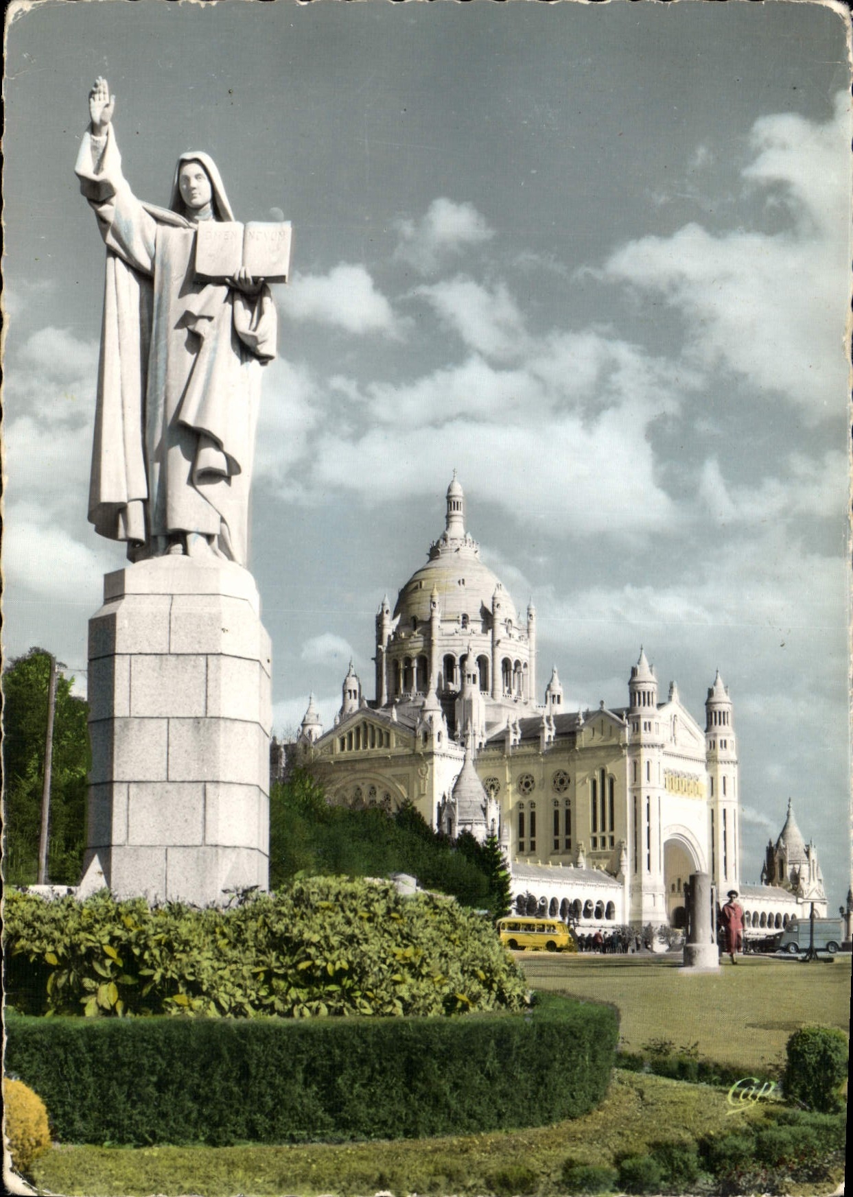 CPM Lisieux Statue de Sainte Thereze vue vers la Basilique 
