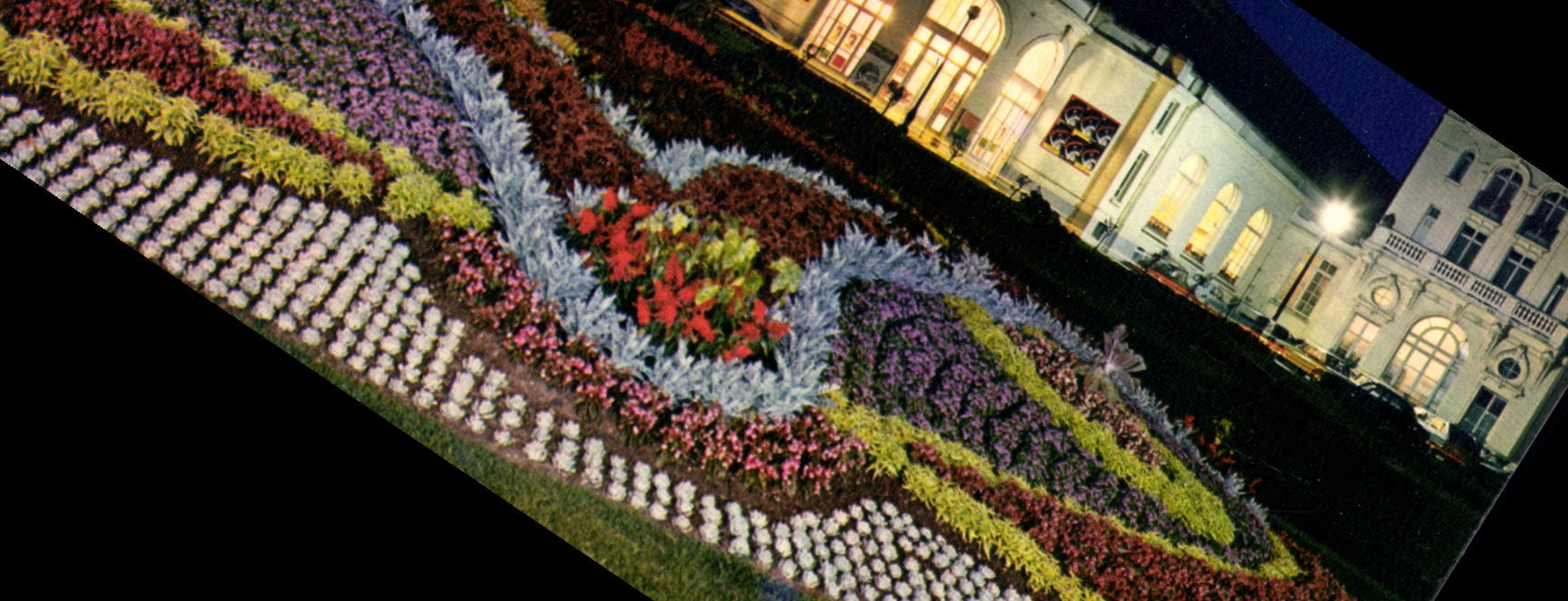 CPM Cabourg Calvados la Plage des Fleurs le Casino et les Jardins illumines
