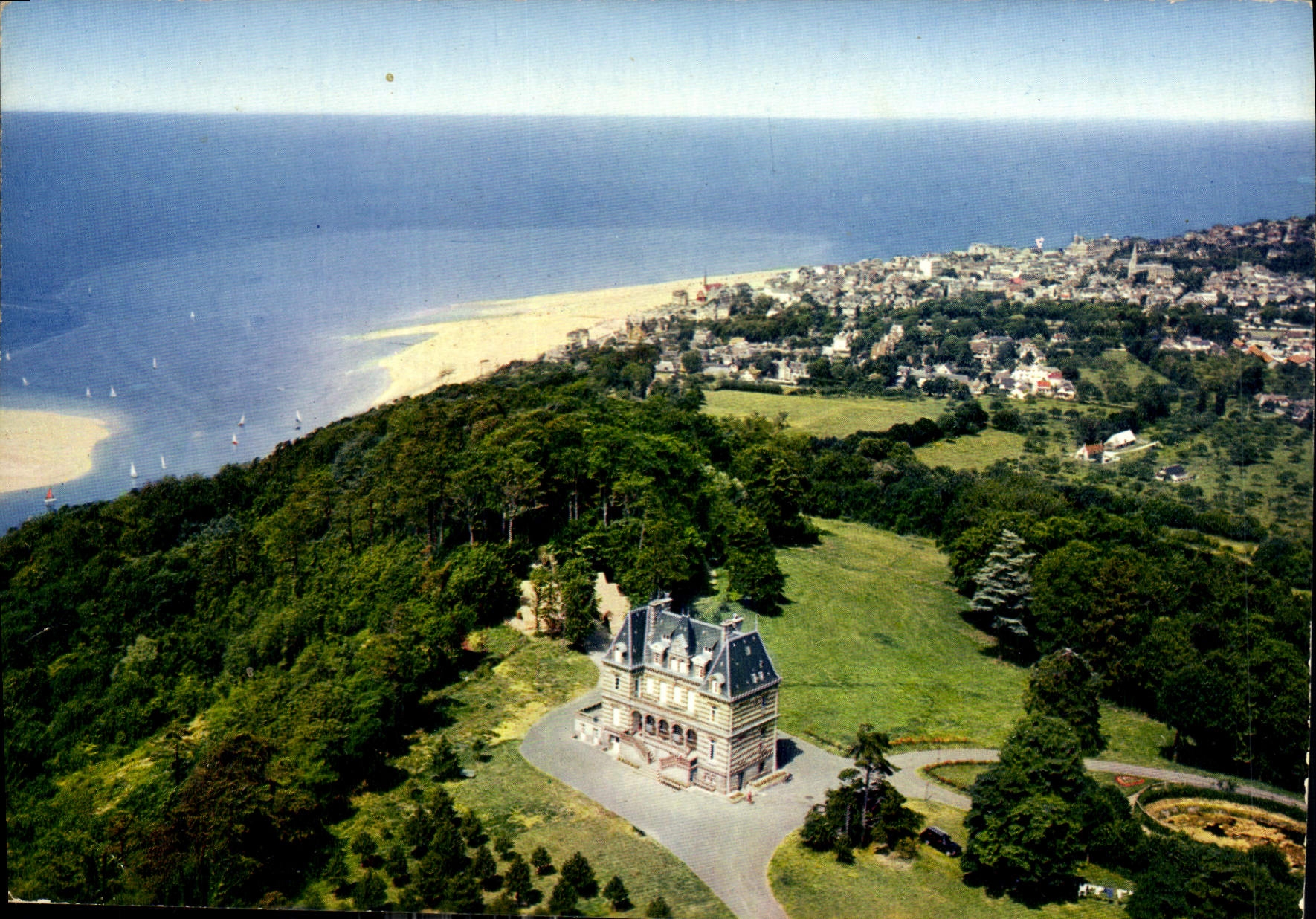 CPM Houlgate Dives sur mer Calvados Chateau Foucher de Careil 