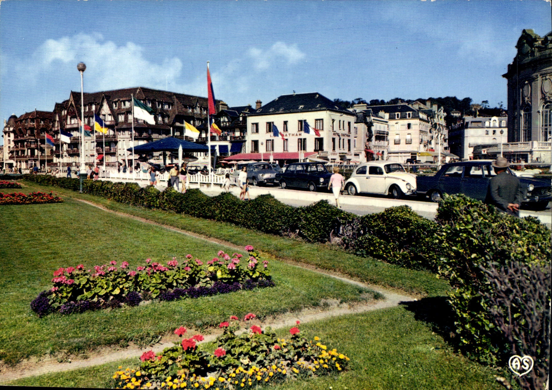 CPM Trouville Deauville Calvados la plage fleurie les planches et les jardins 