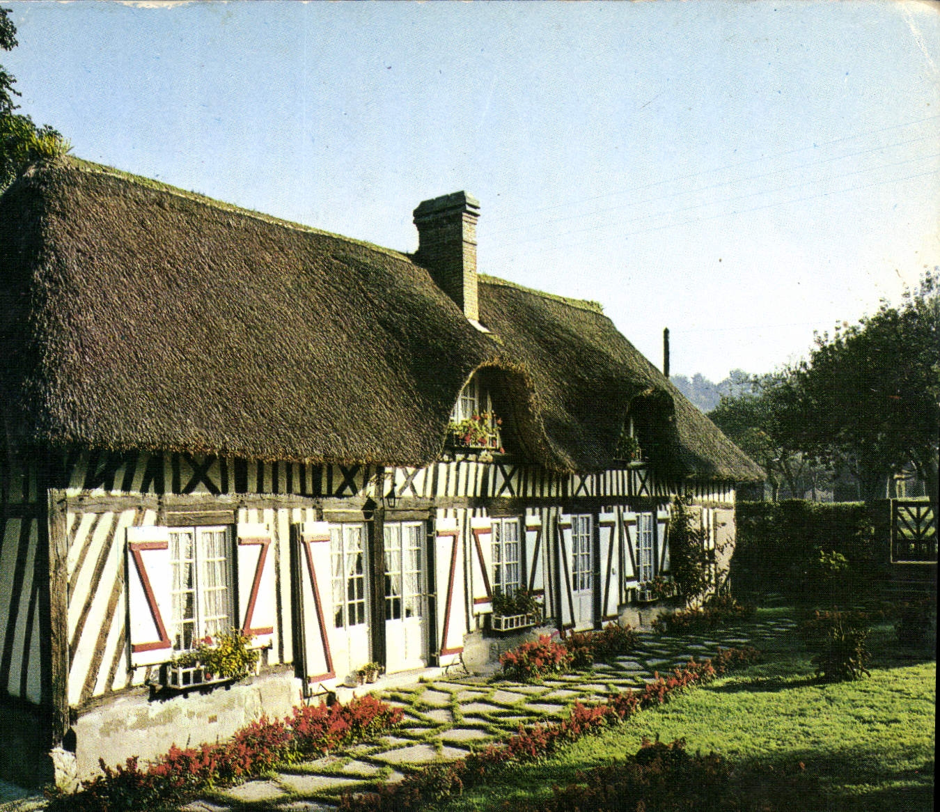 CPM La Normandie Pittoresque Chaumiere