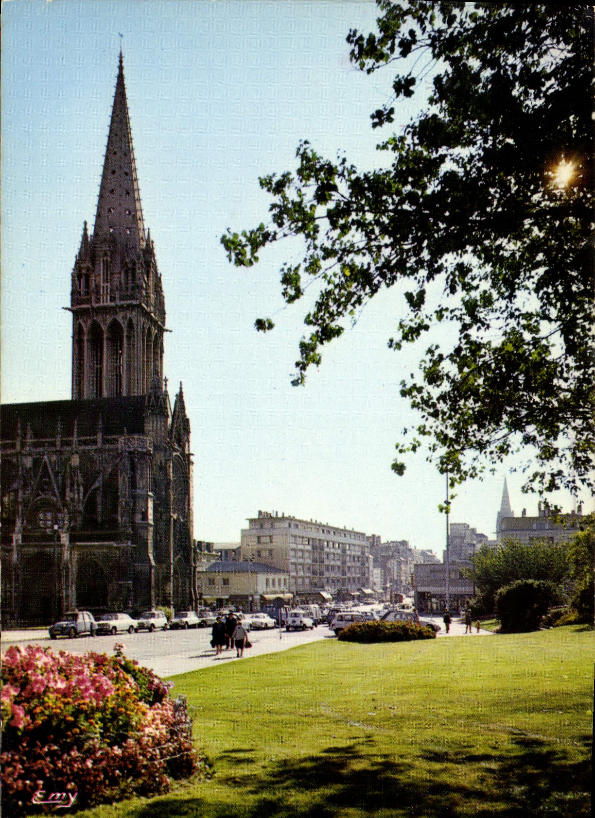 CPM Caen Calvados L'Eglise Saint Pierre Au dernier plan la rue Saint Pierre 