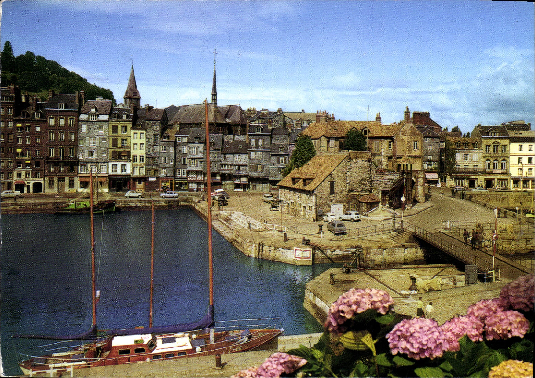 CPM La Cote Fleurie Honfleur Calvados le quai Sainte Catherine et la lieutenance 