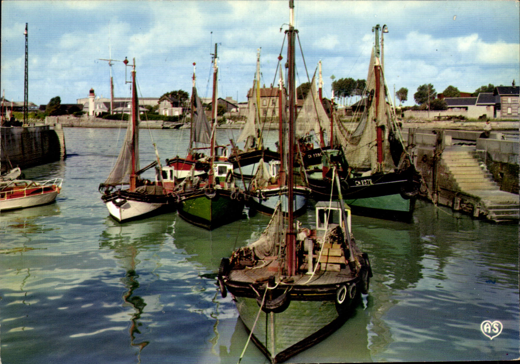 CPM Honfleur Calvados le port Bateaux de peche