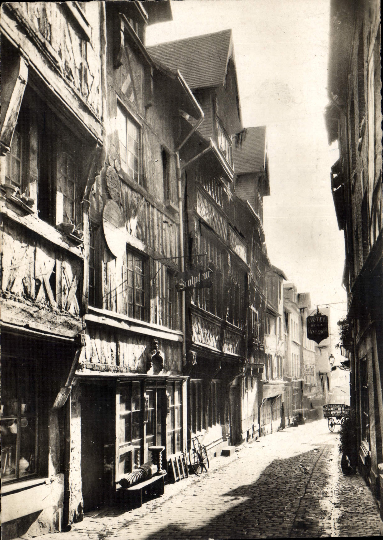 CPM Lisieux Calvados la rue aux Fevres Manoir de la Salamandre Maisons en Bois