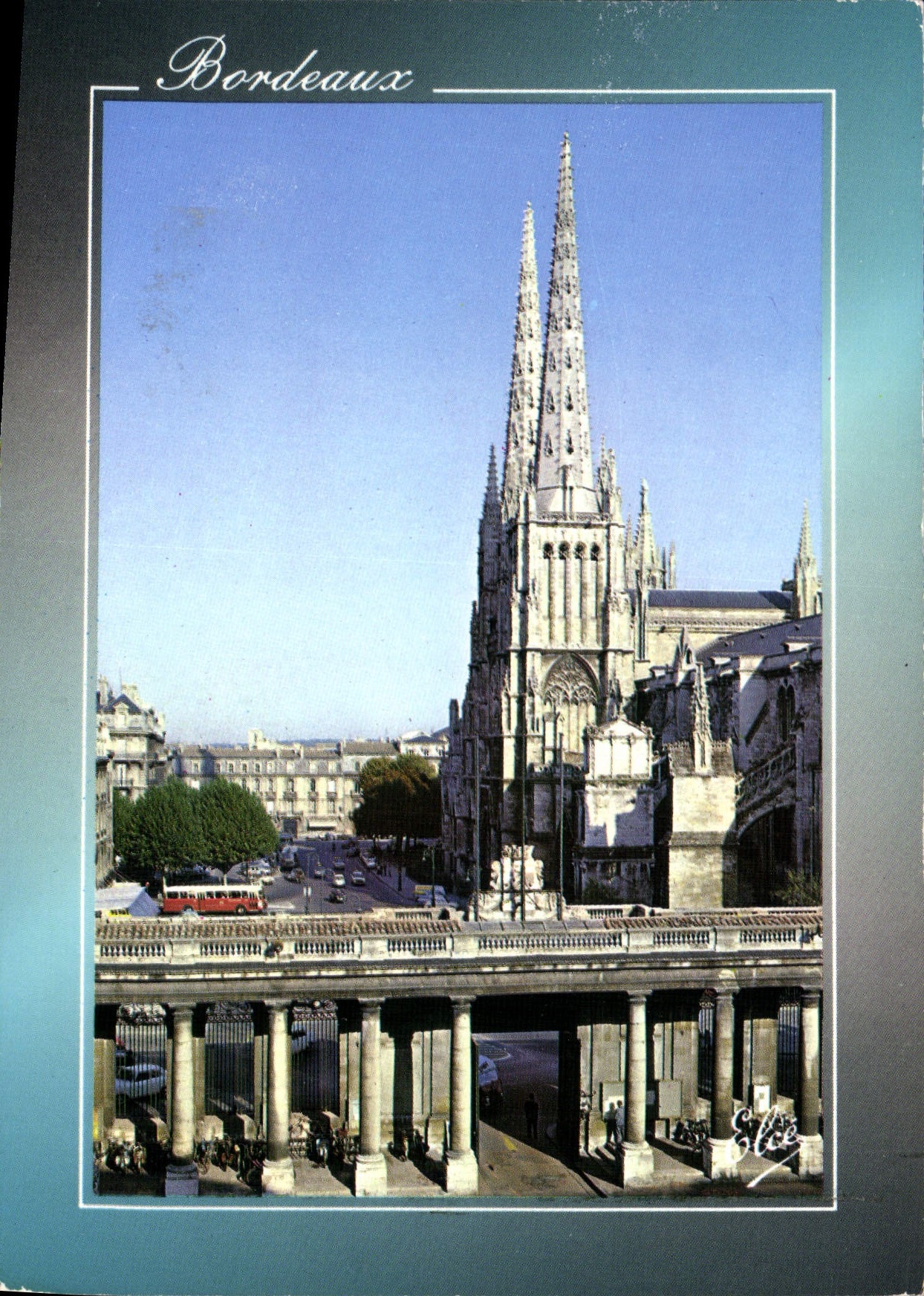CPM Bordeaux Gironde Depuis l'Hotel de Ville vue sur la Cathedrale la Place Pey Berland 