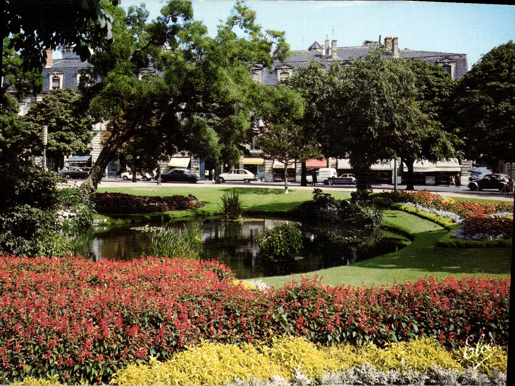 CPM Bordeaux la Place Gambetta avec son Joli Jardin 