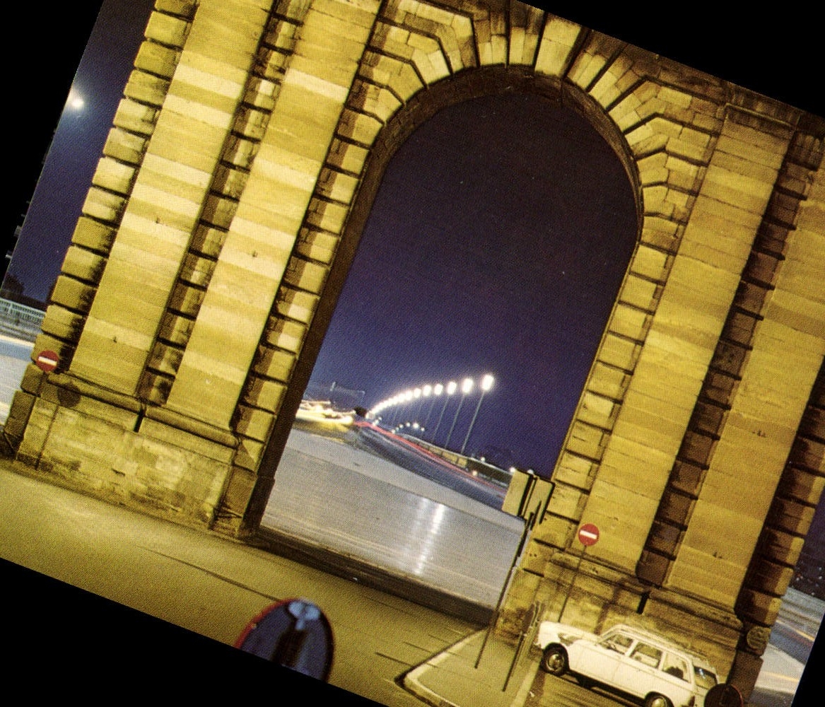 CPM Bordeaux la Porte de Bourgogne Arc de Triomphe Bordelais au fond le Pont de Pierre Automobile