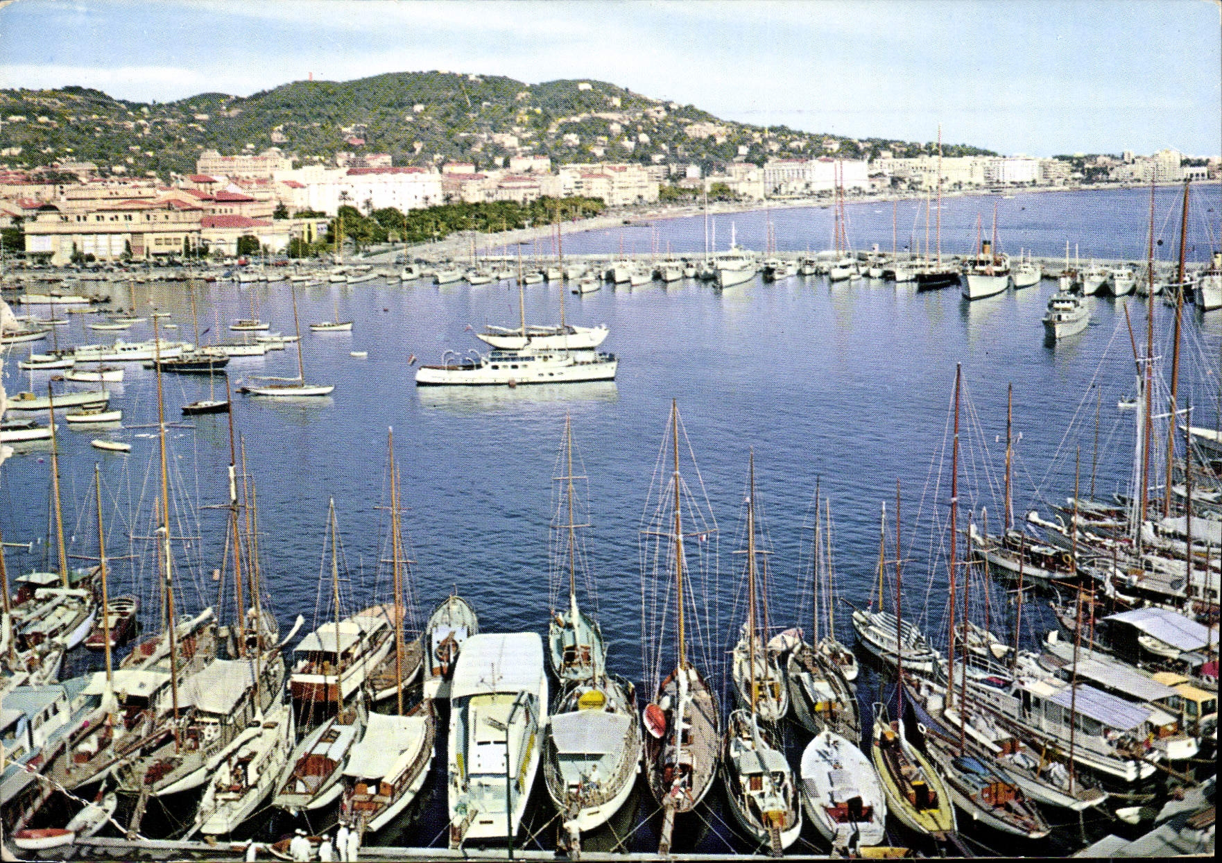 CPA Cannes un coin du Port Dans le fond la Promenade de la Croisette Bateaux