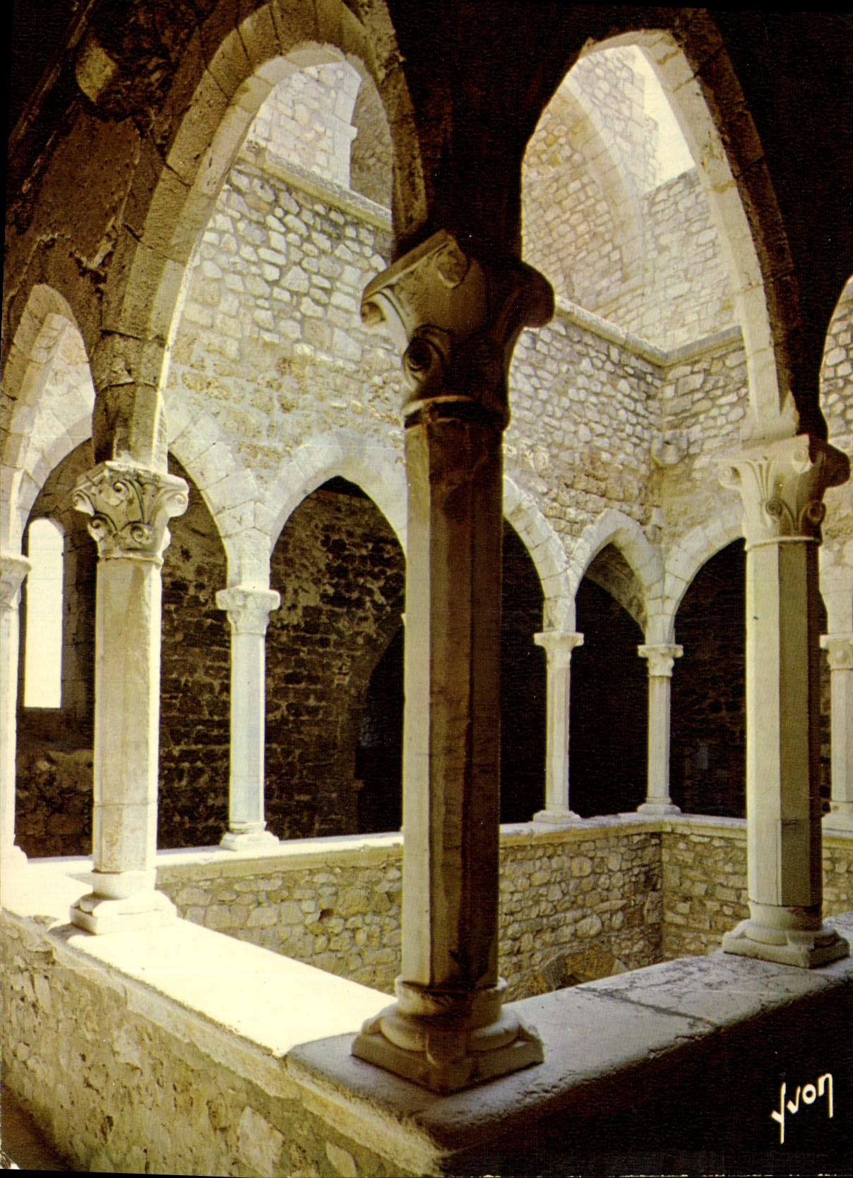 CPA Abbaye de Notre Dame de Lerins Ile Saint Honorat Cannes Alpes Maritimes le Cloitre Abbatial fort