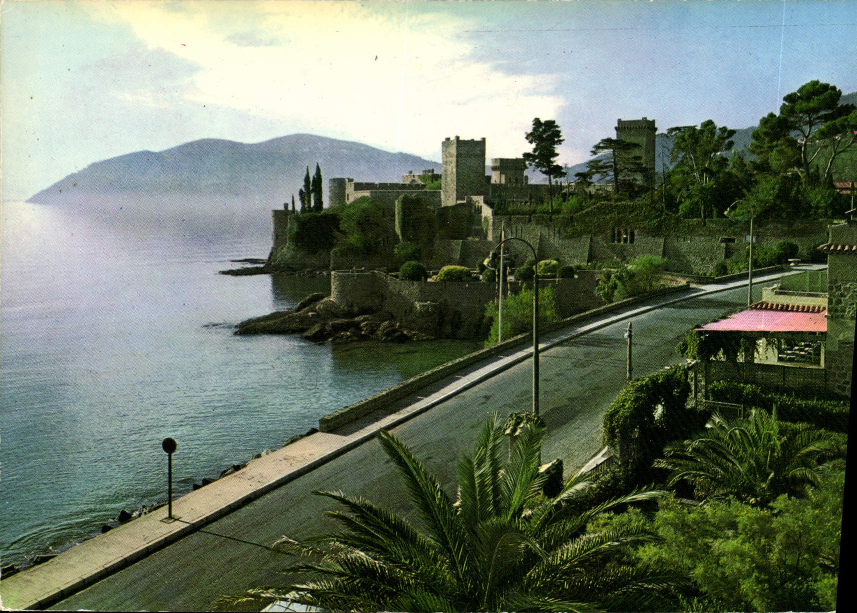 CPA les Sites Merveilleux de la Cote d'Azur la Napoule A M le Chateau Ecossais au fond l'Esterel 