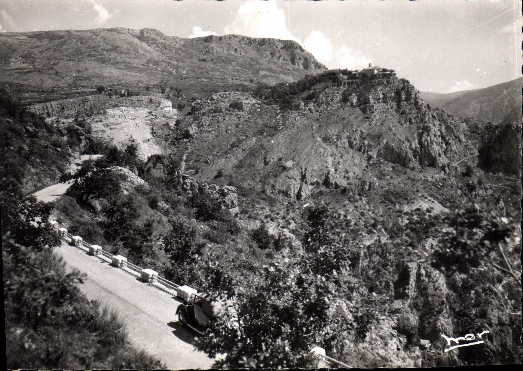 CPA la Cote d'Azur Gourdon A M Vu de la Route de Grasse