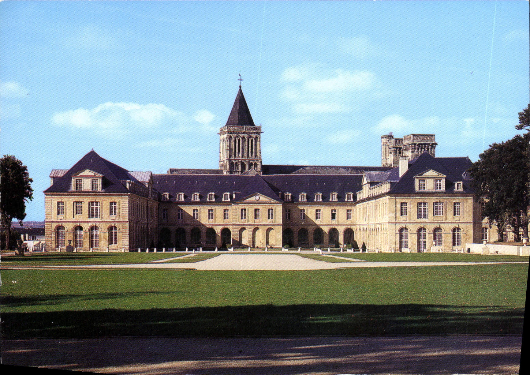 CPM Caen Calvados Abbaye aux Dames Siege du Conseil Regional de Basse Normandie Cour du Cloitre Vue 