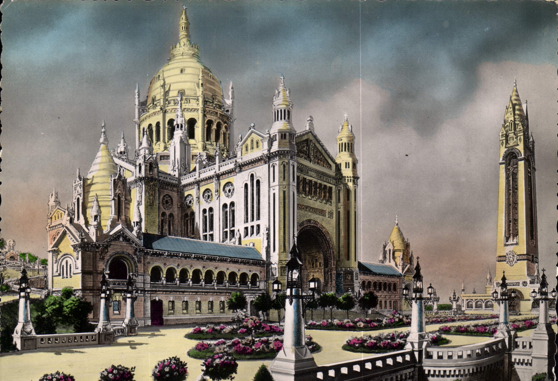 CPM La Basilique de Lisieux Panorama general