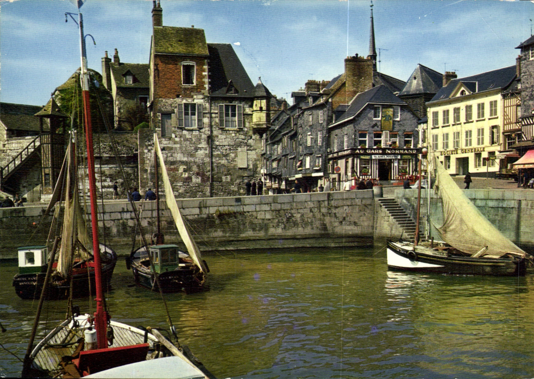 CPM Normandie France Honfleur La Lieutenance et la Place Hamelin Bateau
