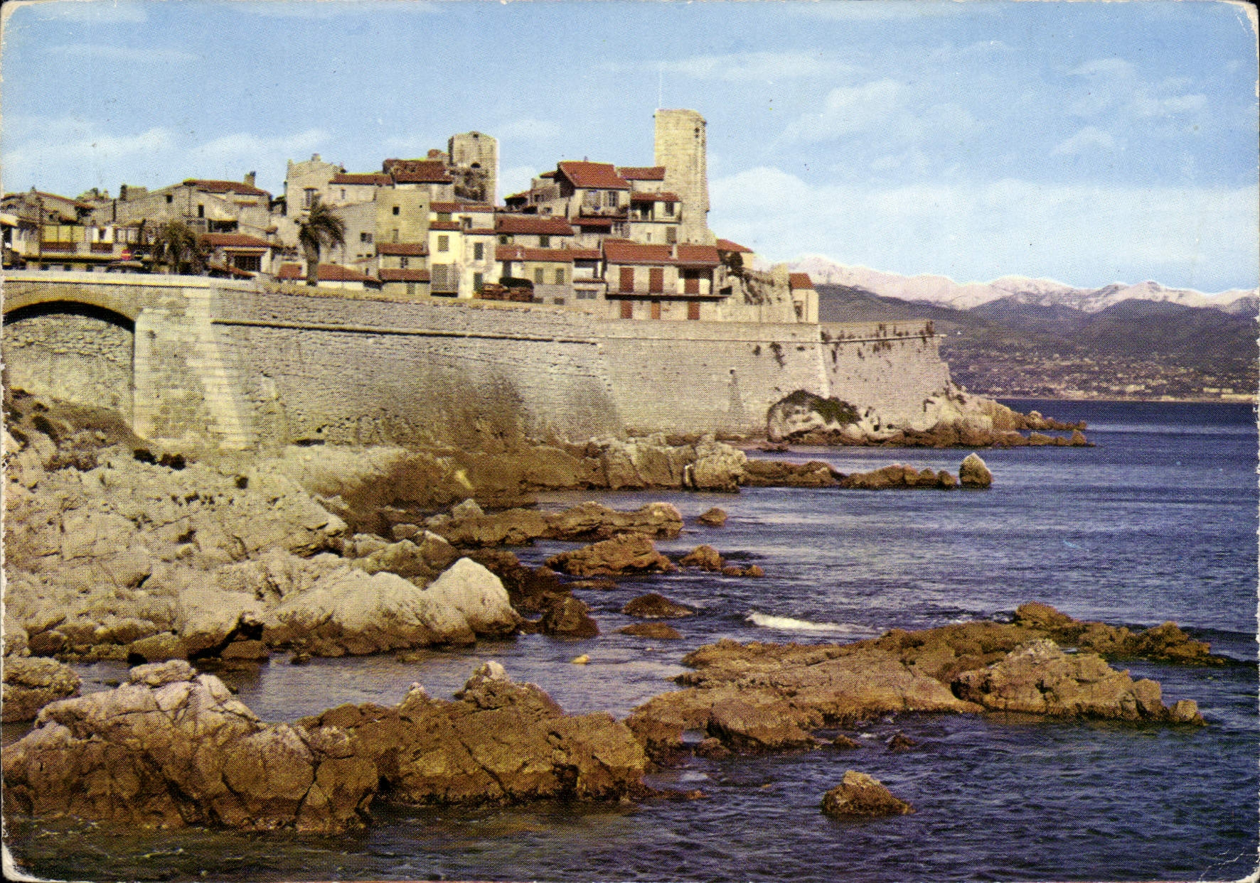 CPM Les Sites Merveilleux de la Cote d'Azur Antibes Les Vieux Remparts 