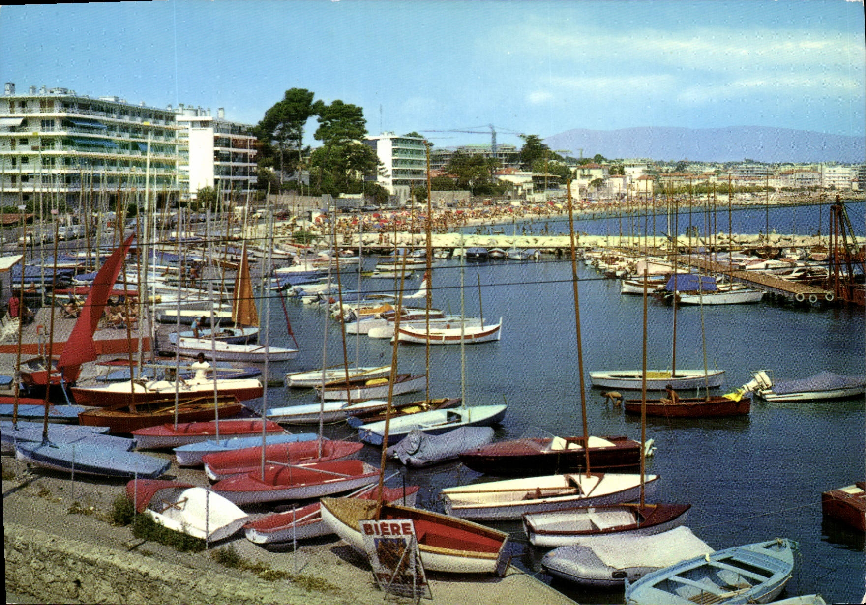CPM La Cote d'Azur Antibes Le Petit Port de la Salis et la Plage Bateaux Biere