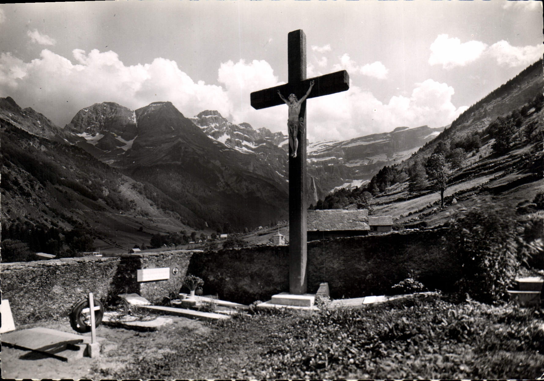 CPM Gavarnie Vue d'Ensemble sur le Cirque dont les Sommets depassent 