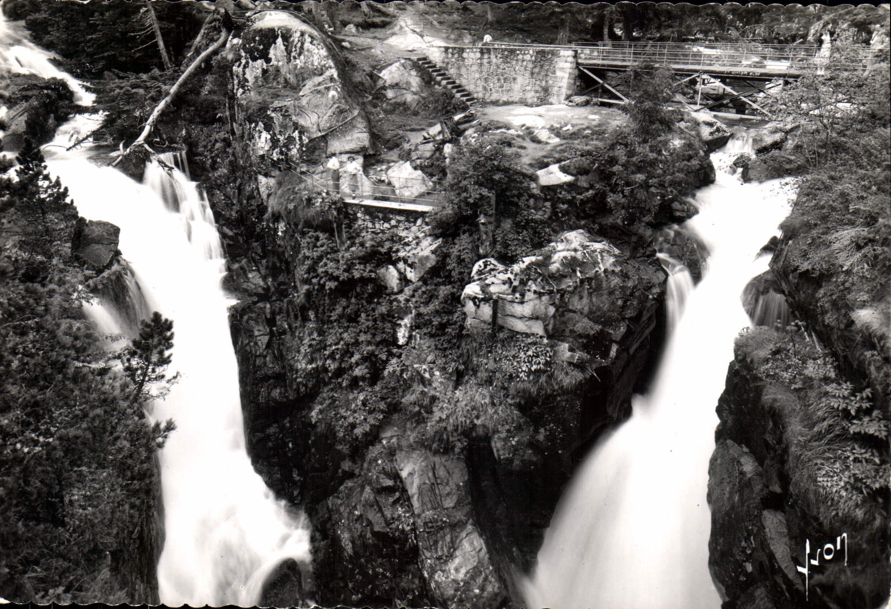 CPM Pont d'Espagne Hautes Pyrenees Les Chutes des Gaves