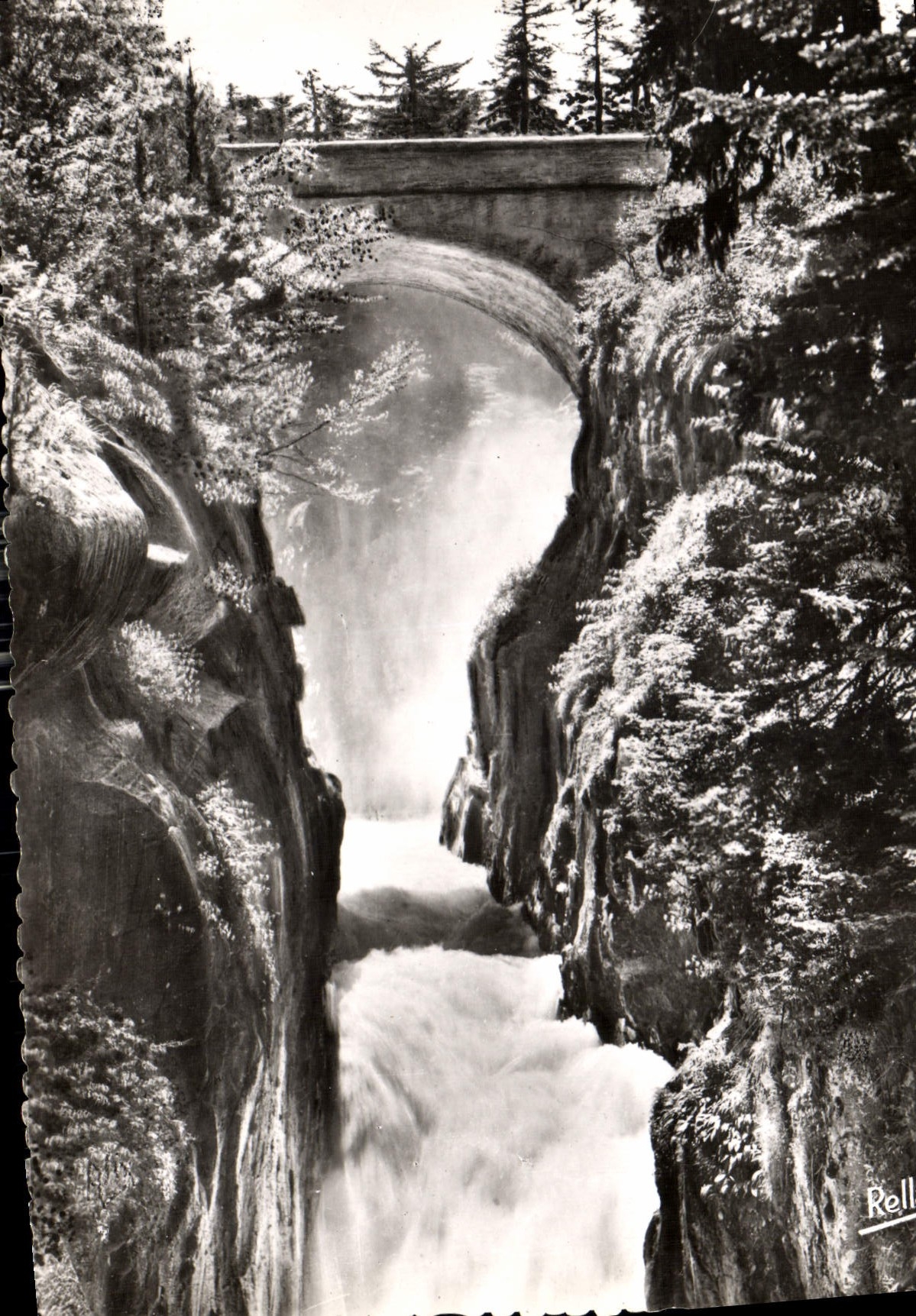 CPM Les Pyrenees Le Pont d'Espagne Hautes Pyrenees La Cascade du Pont d'Espagne