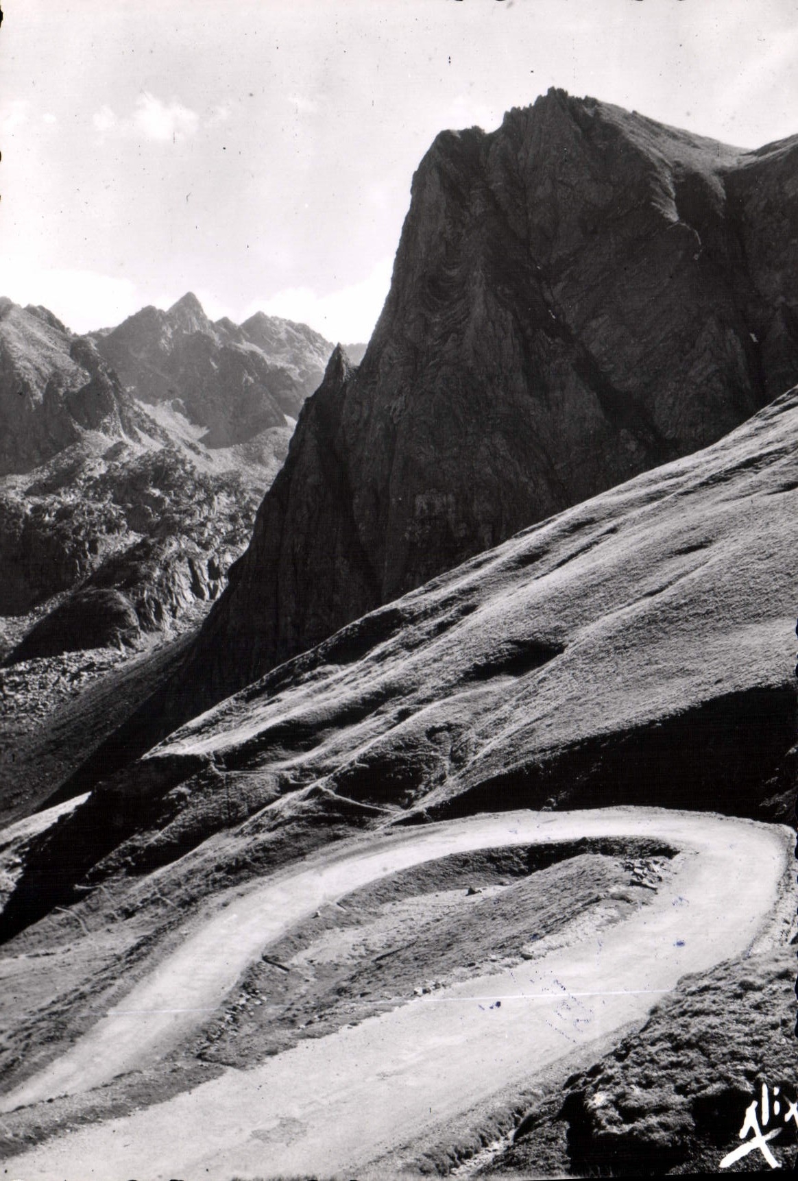 CPM Les Pyrenees Route du Tourmalet La Boucle au fond Le Pic d'Espade 