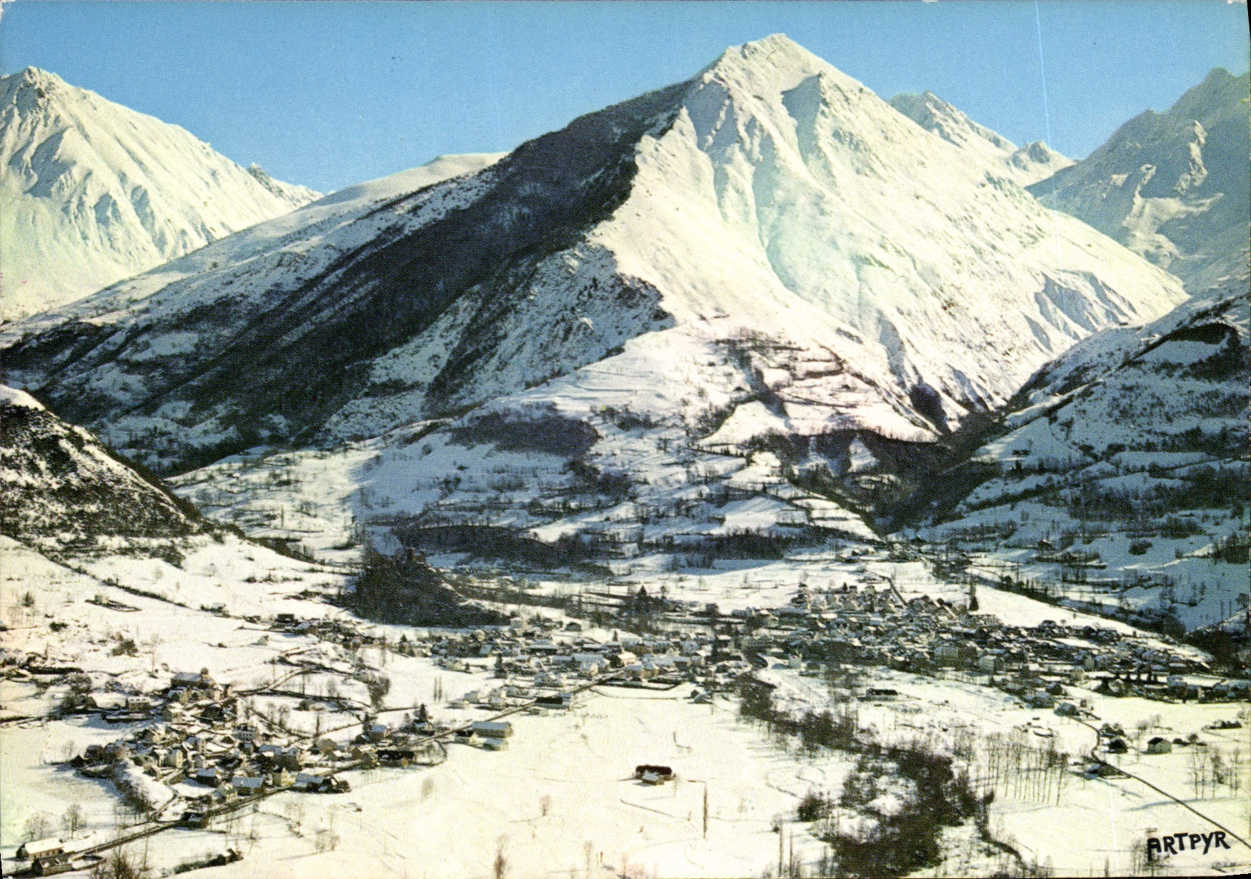 CPM Luz Saint Sauveur Vue generale et Pic de Montaigut 