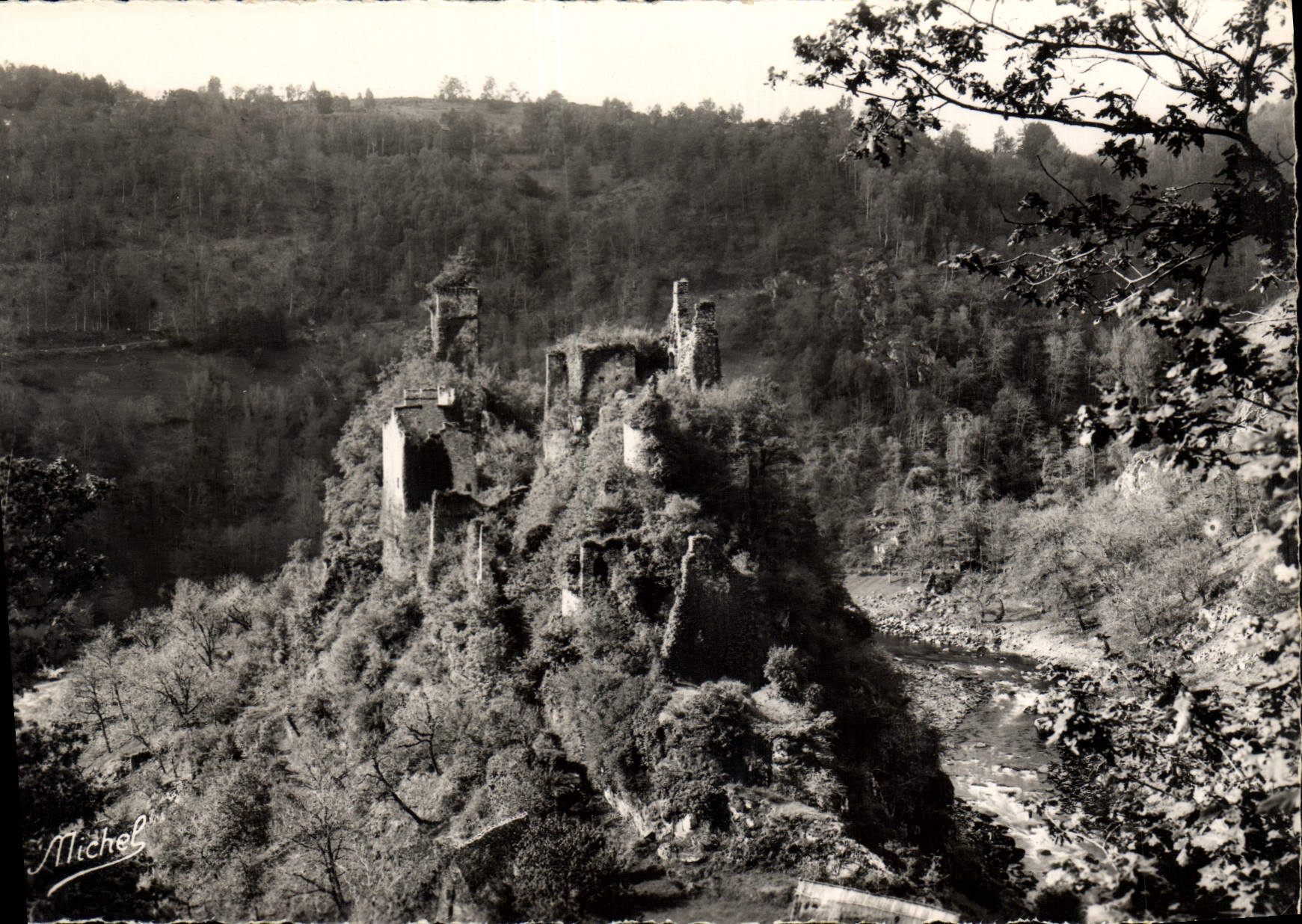 CPM La Correze Touriste par Michel Georges de la Maronne Ruines de Merle Cite Feodale XIII s site cl