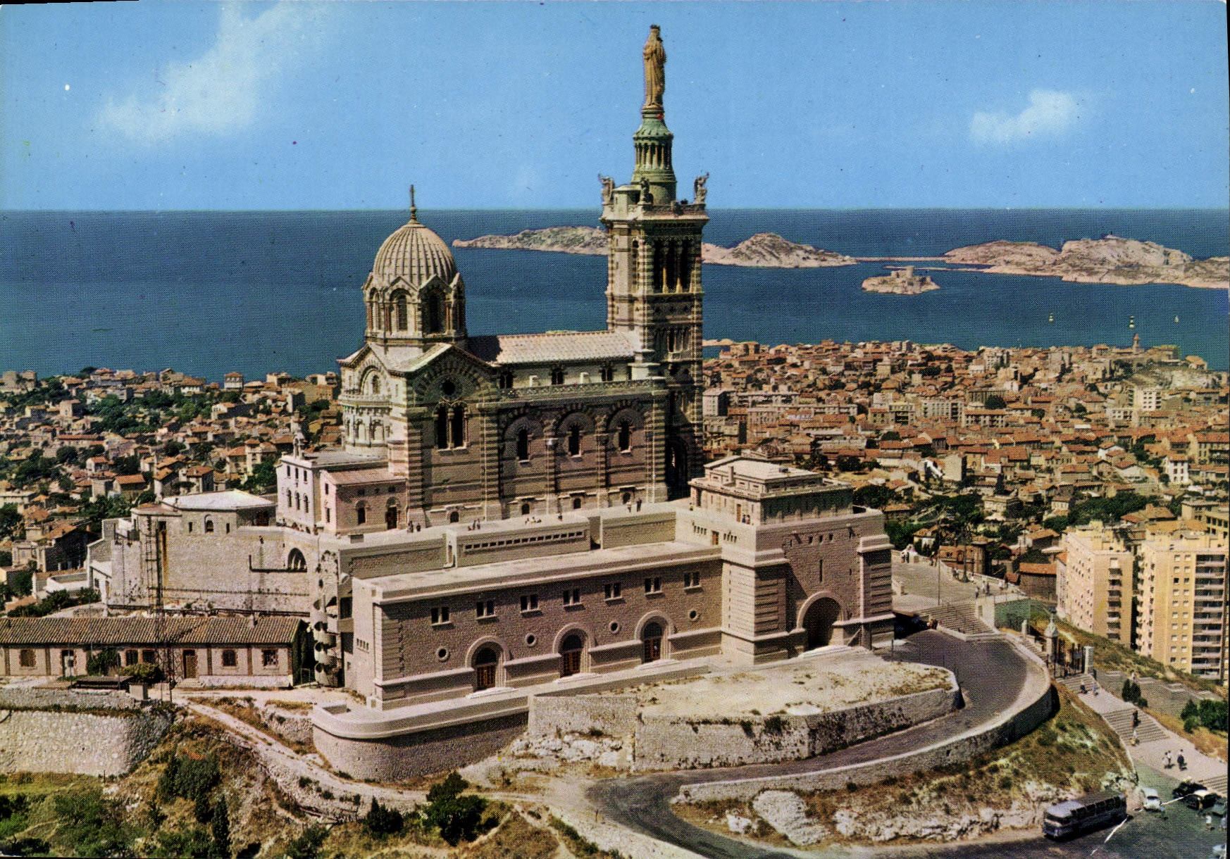 CPM Sur les Routes du Ciel Marseille Vue aerienne de la Basilique Notre Dame de la Garde 