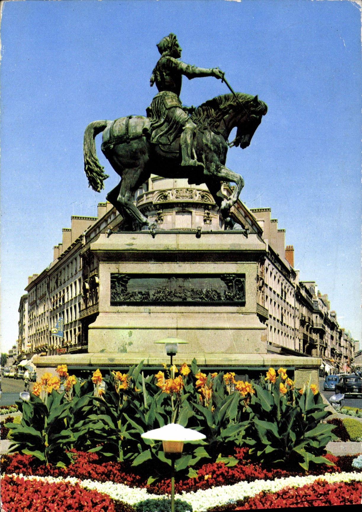 CPM Orleans Loiret Place du Martroi Statue de Jeanne d'Arc par Fayotier 
