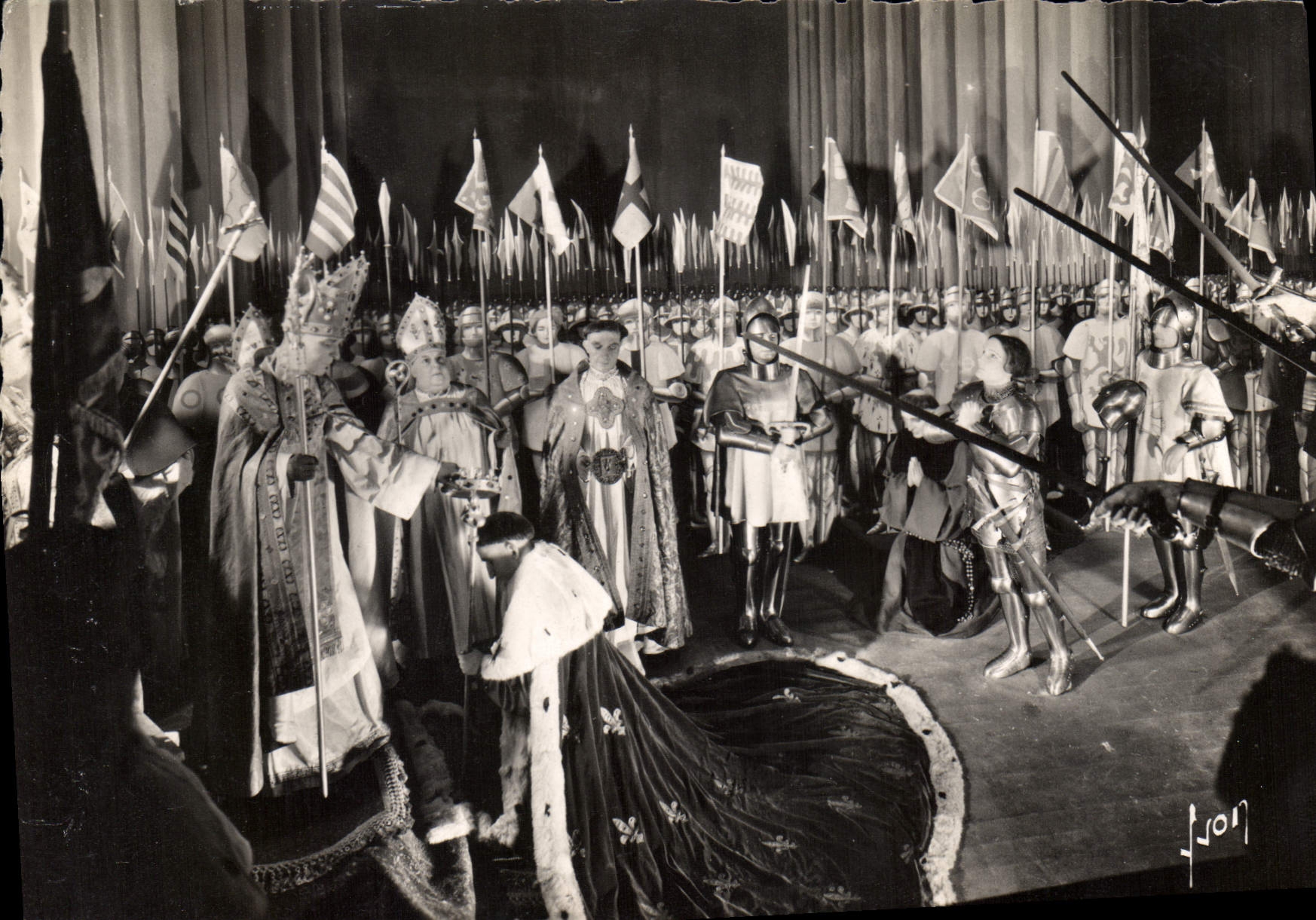 CPM Musee Grevin Le Sacre de Charles VII a Reims en presence de Jeanne d'Arc 