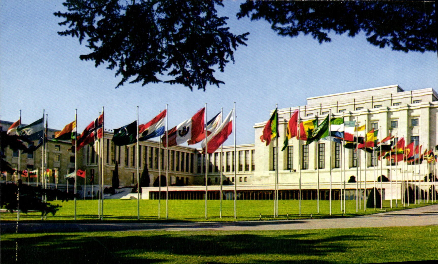 CPM Geneve Palais des Nations Cour d'Honneur et drapeaux des Etats membres 