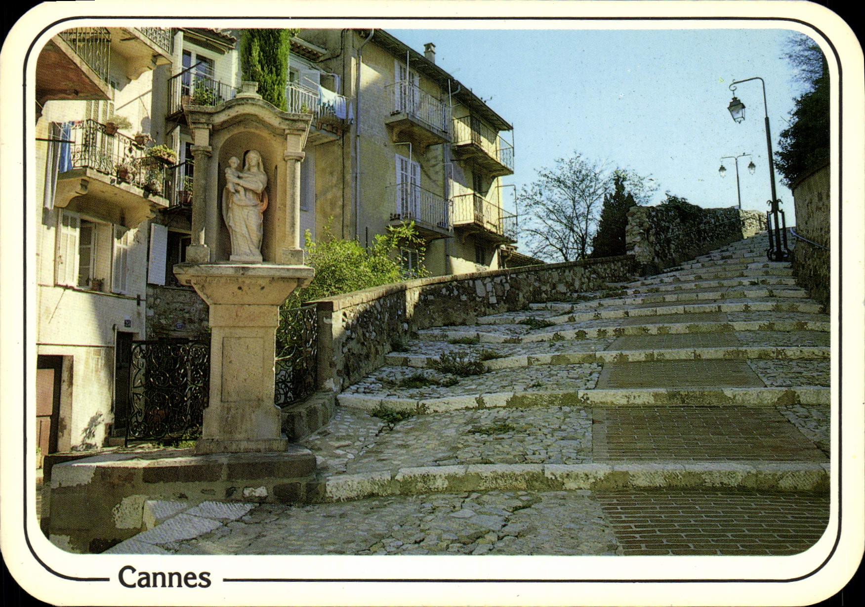 CPM Reflets de la Cote d'Azur Cannes Le Suquet La Montee vers l'Eglise 