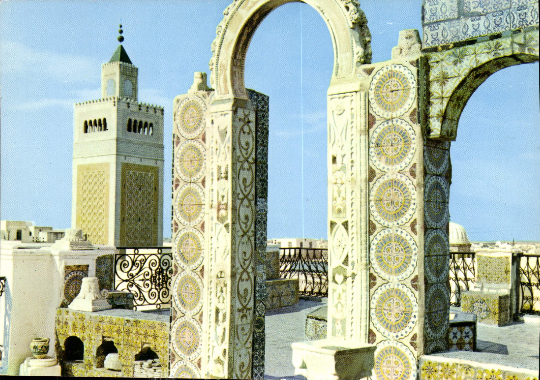 CPM Tunis Palais d'Orient Vue de la Medina 