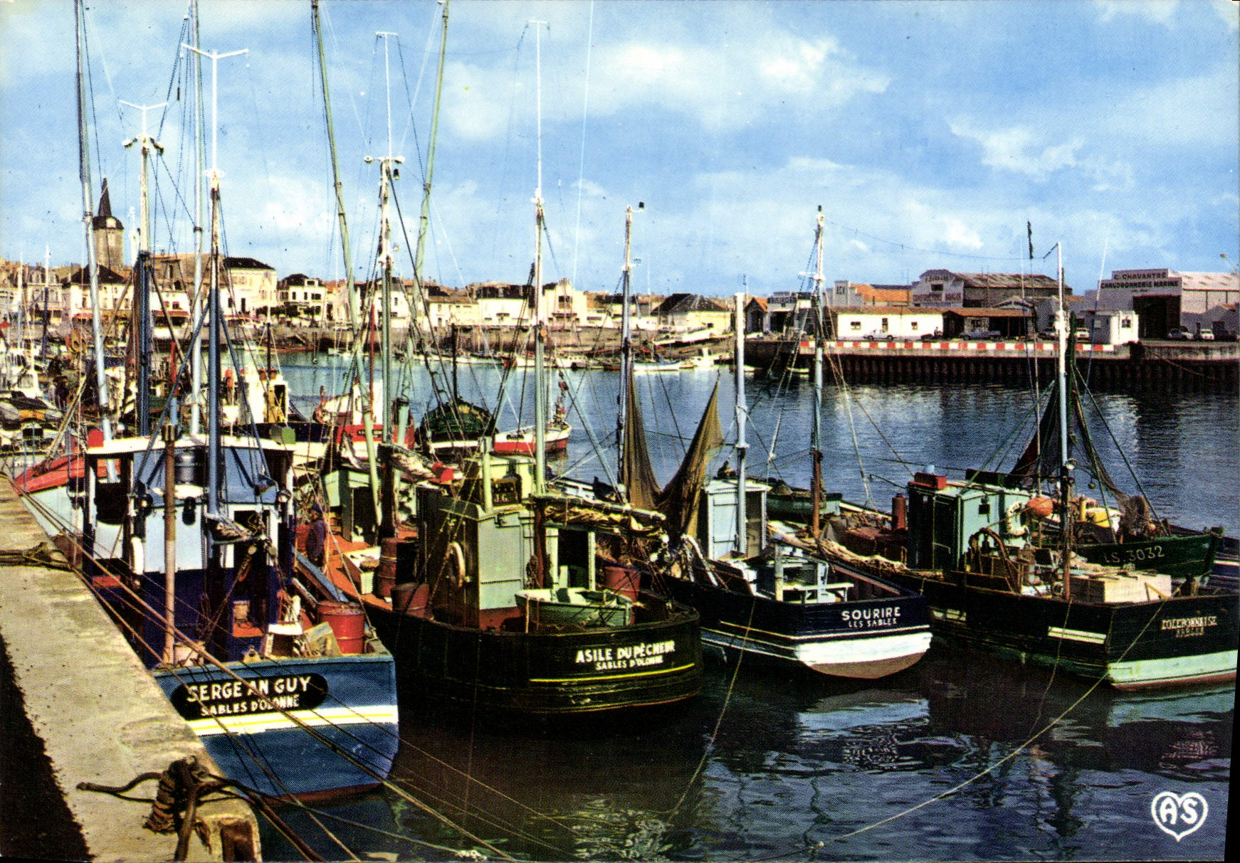 CPM Les Sables d'Olonne Le Port Bateaux de peche