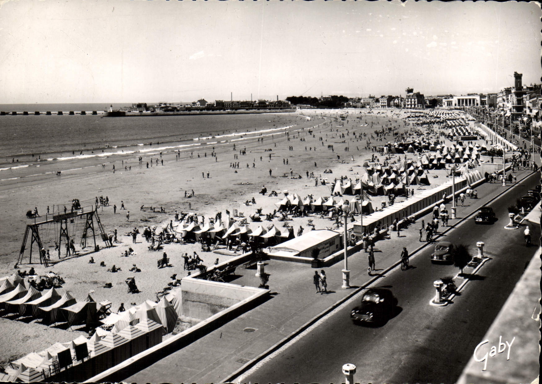 CPM Les Sables d'Olonne Vendee La Plage 