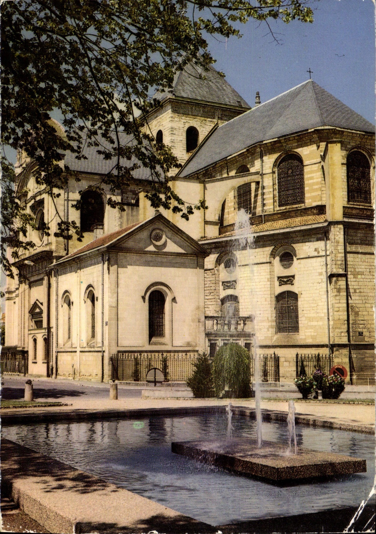 CPM Dax Landes Le bassin de l'hotel de Ville et la Cathedrale