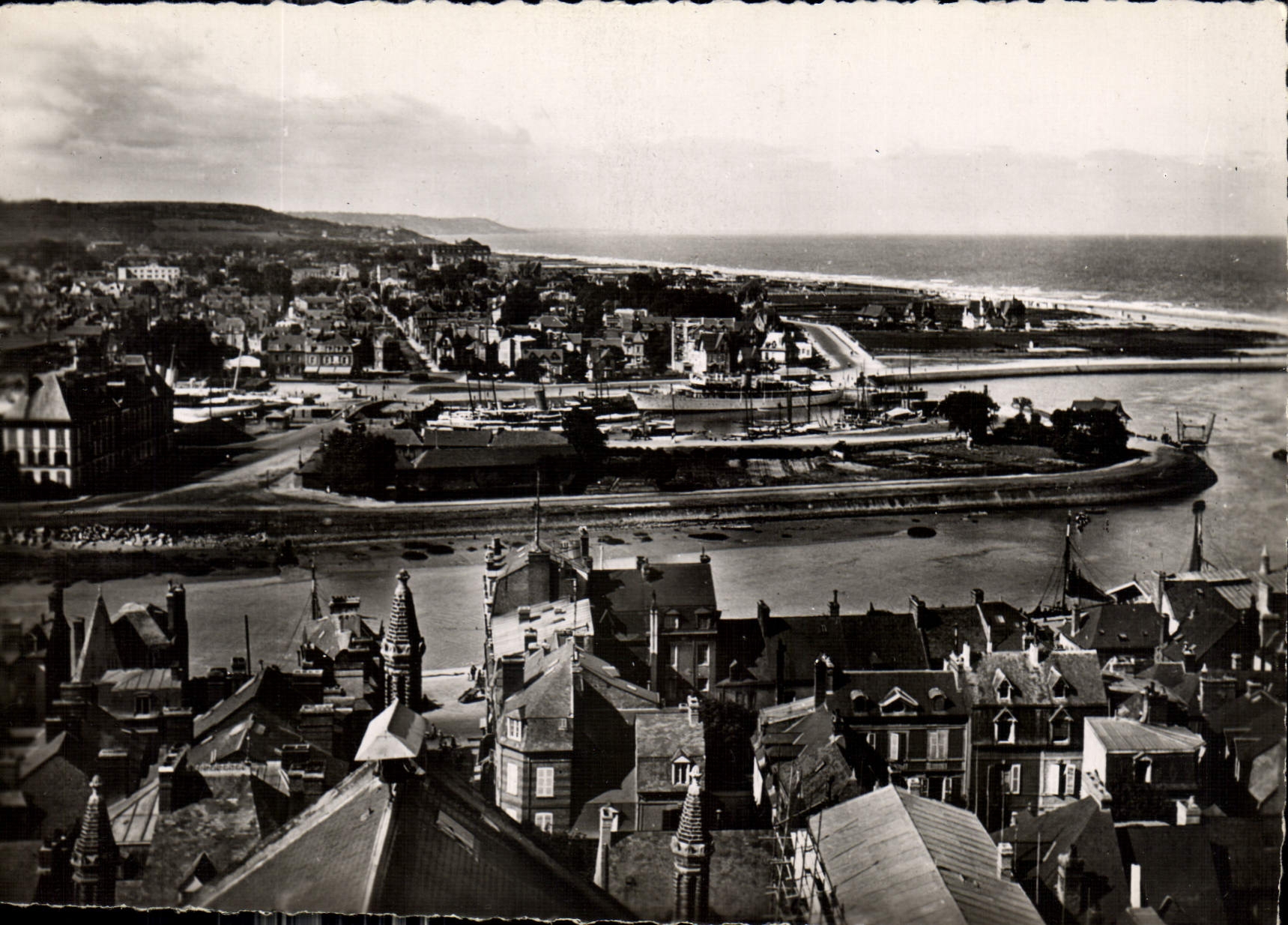 CPM Deauville la plage fleurie vue generale
