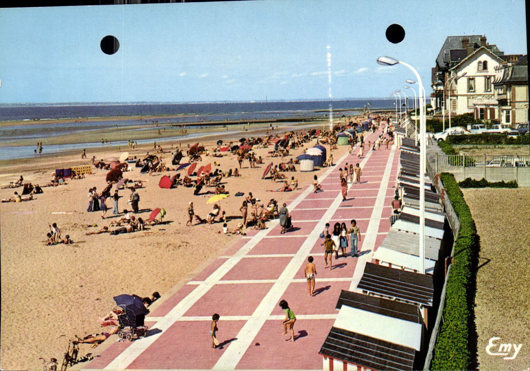 CPM Houlgate Calvados La plage et la promenade