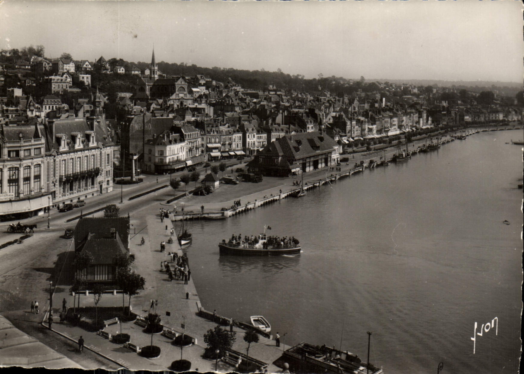 CPM Trouville Calvados Vue generale sur la Touques et les quais 